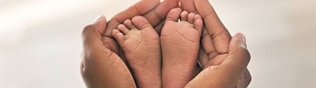 Hands holding a pair of baby feet