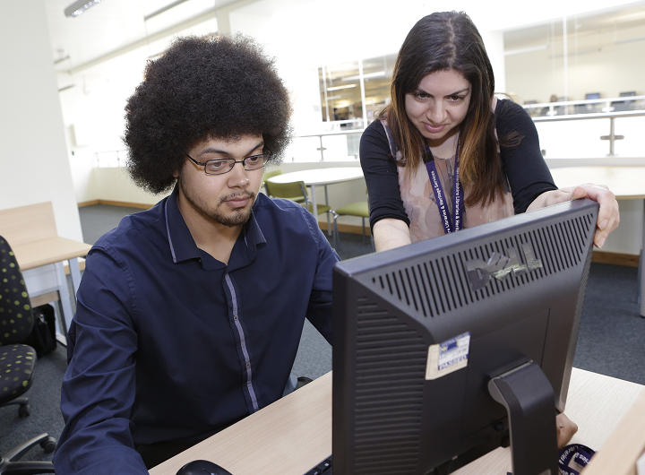 Чоловік і жінка, дивлячись на комп'ютер (Man and woman looking at computer)